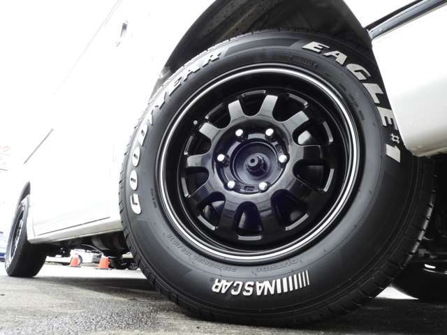 GOODYEARナスカー×16インチアルミホイール♪足元はブラックで統一してメリハリのあるエクステリアに仕上がっております♪