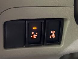 【シートヒーター】寒い日に重宝するシートヒーター！エアコンより早く温まってくれるので寒がりの人も安心ですね♪エアコンの温風は乾燥するから苦手、という方にもをおすすめです。