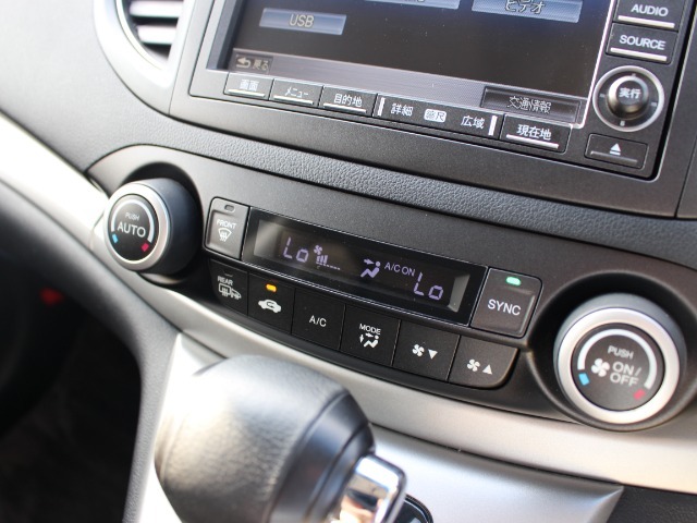 オートエアコンなので設定した温度で車内の温度を保ってくれます♪