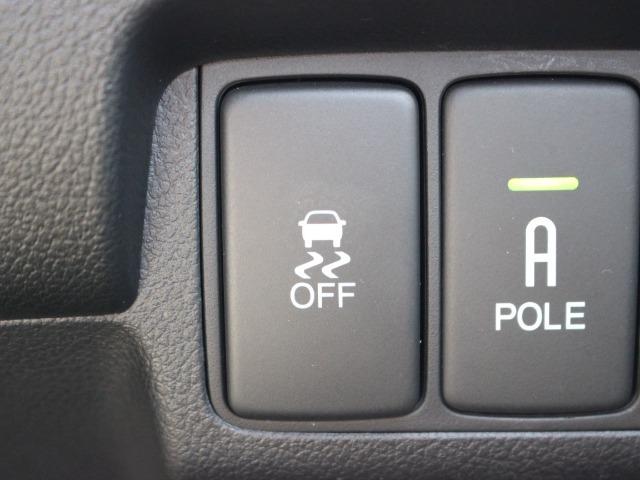 VSA(Vehicle Stability Assist)が装備！！VSAはコーナリング時の横滑りを抑制する機能と車両の急激な挙動変化を抑える機能で、安定した走行を実現していいます！！