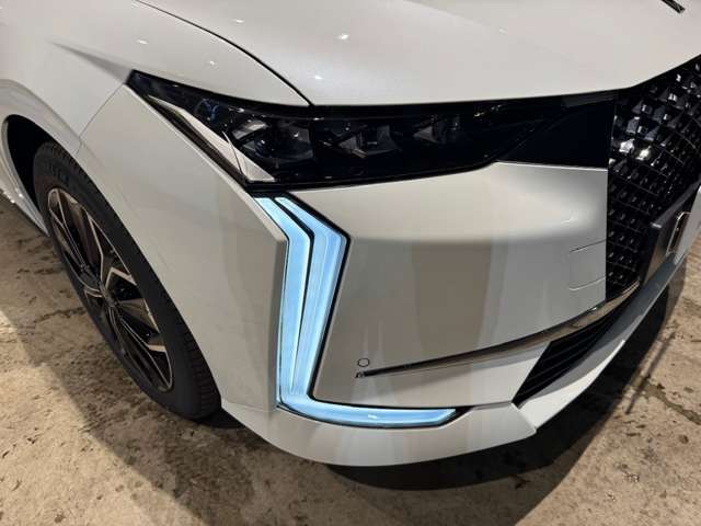 幾何学的なデイタイムライト。※本車両は弊社納車整備センターにて展示中、ご覧になられる際は事前に当店までご連絡ください