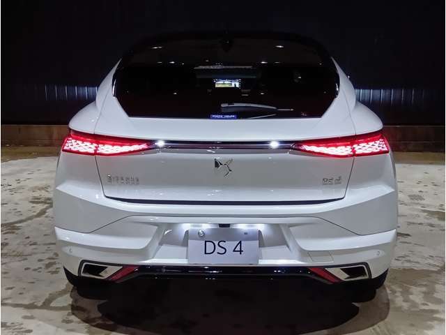 ワイド感あるリアスタイルです。※本車両は弊社納車整備センターにて展示中、ご覧になられる際は事前に当店までご連絡ください
