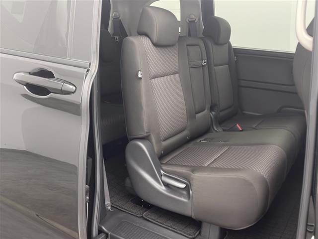 【運転席】座り心地が良いシートなので長時間の運転でも快適にお過ごしいただけます。新品のフロアマットのご注文も可能です。掲載箇所以外にご希望の写真がございましたらお気軽にお問い合わせ下さい。