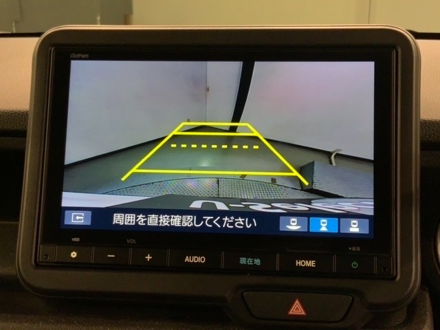 リバースギアに入れるだけで後方の表示へ切り替わります。夜間や雨の日の駐車も楽になりますよ。