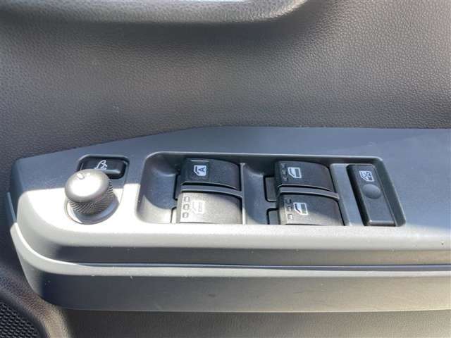 全車両法定点検を実施します！指定または認証工場にて12ヶ月及び24か月点検を実施致します。またご納車前に弊社独自の最大57項目に及ぶ点検を実施、お客様に安心してお乗り頂ける環境をご提供致します。