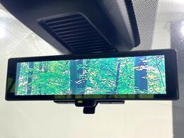 【インテリジェントルームミラー】後席の大きな荷物や同乗者で後方が確認しづらい時でも安心！カメラが撮影した車両後方の映像をルームミラー内に表示。クリアな視界で状況の確認が可能です！