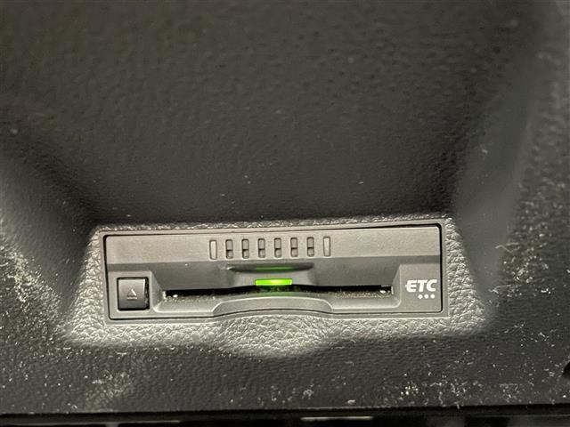 【ETC】有料道路を利用する際に料金所で停止することなく通過できる、ETC車載器（ノンストップ自動料金収受システム機器）が装備されています。セットアップを行うことで利用可能になります。