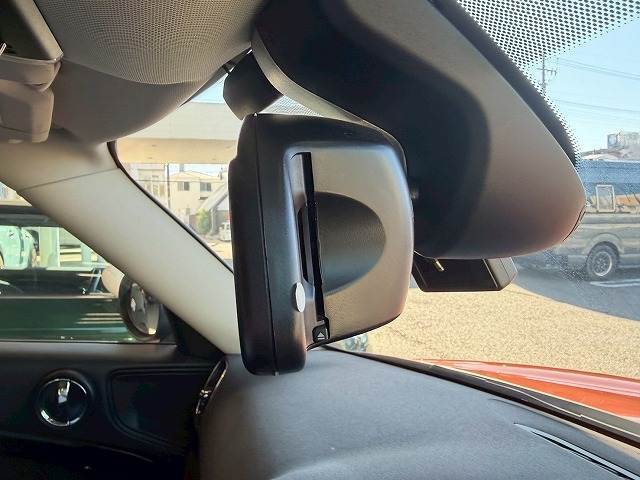 MINI純正のミラー一体型ETCが装備されております！ETC2.0対応で高速道路と自動車がリアルタイムで情報連携し、渋滞迂回ルートや安全運転をサポート！便利で快適なドライブを手助けします！