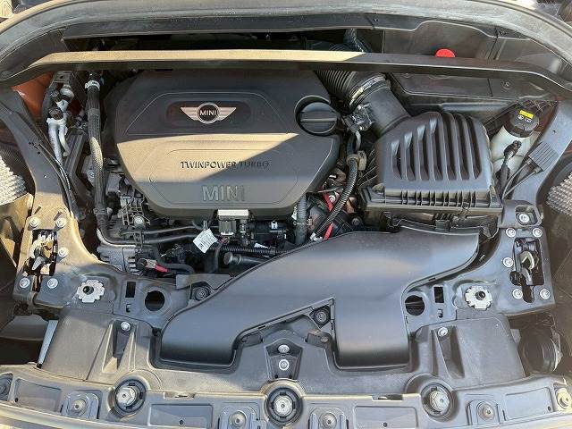 有償の修理保証「GS　WARRANTY」　をご用意。初年度登録13年未満10万km以下の輸入車まで加入でき、保証範囲も広く、輸入車238種類，無料ロードサービスも付いています。