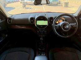 MINIならではのコックピット！！高級感があり、かつシンプルなデザインが飽きがこないとご好評いただいております。スイッチ一つ一つにも「こだわり」とセンスを感じます。