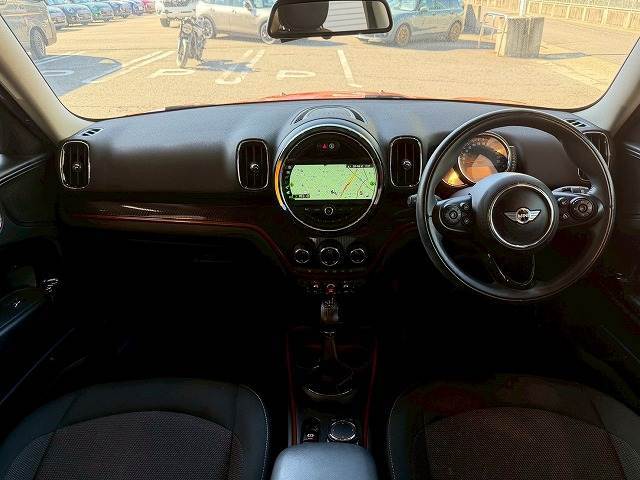 MINIならではのコックピット！！高級感があり、かつシンプルなデザインが飽きがこないとご好評いただいております。スイッチ一つ一つにも「こだわり」とセンスを感じます。