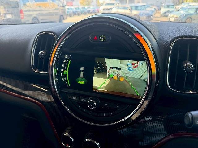 バックカメラ装備。後方確認に役立ち、楽々駐車やバックをしていただけます。