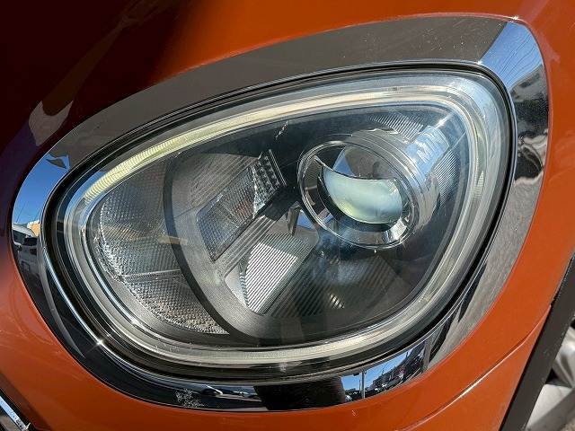 先進のLEDヘッドライトを装備。視認性と明るさが向上しより、安全運転をお楽しみいただけます。