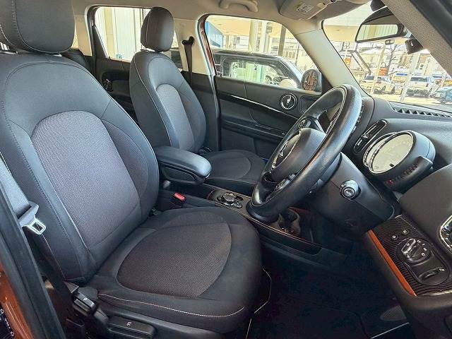 車内もキレイで嫌な臭いもありません！ご納車後の臭いが付きにくくなる「空気触媒コーティング」もご用意しております。愛車を大切に乗って頂く、お子様がいらっしゃるお客様にご好評いただいております。