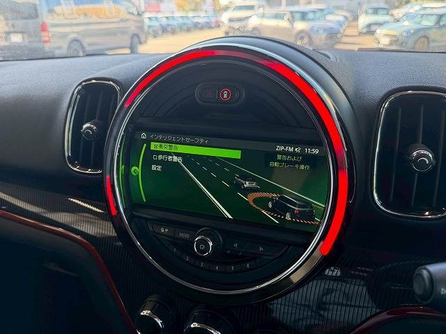 車両前部のカメラが車間距離を測定。衝突の危険を察知すると、警告機能が作動します！ブレーキ圧を調整することで反応を早め、ブレーキをサポート！対歩行者を含む衝突被害軽減ブレーキ機能も備えています。