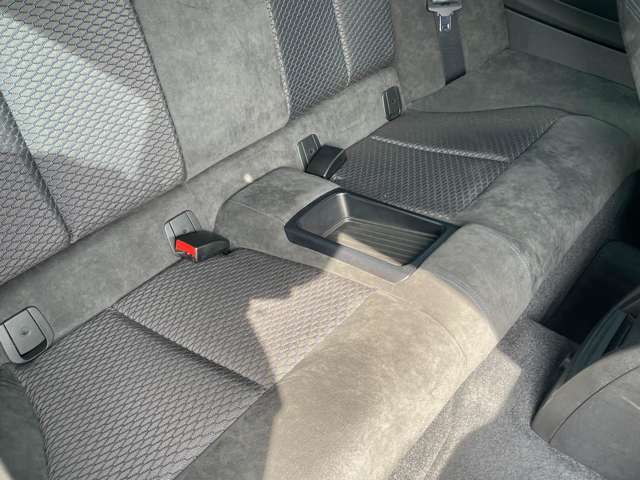 クーペモデルながらも後席の広さも十分で余裕のある車内となっております。十分なスペースが確保されております