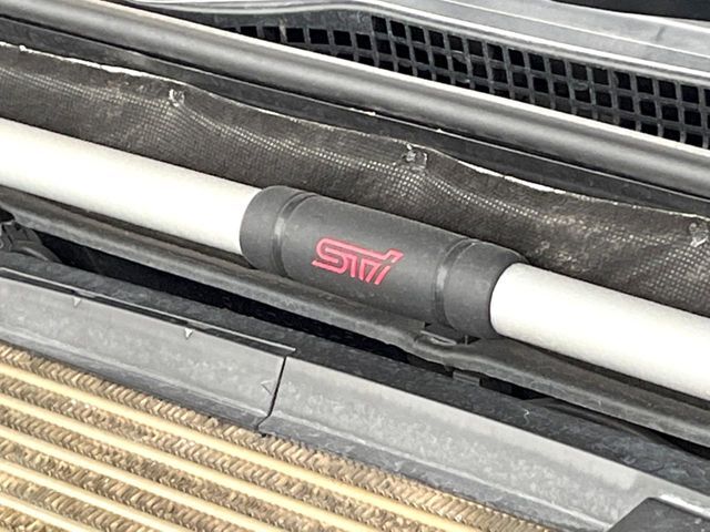 【STIタワーバー】お車の剛性を高めるタワーバーを装備。よりスムーズなコーナリング走行が可能となり、走りも楽しめます。