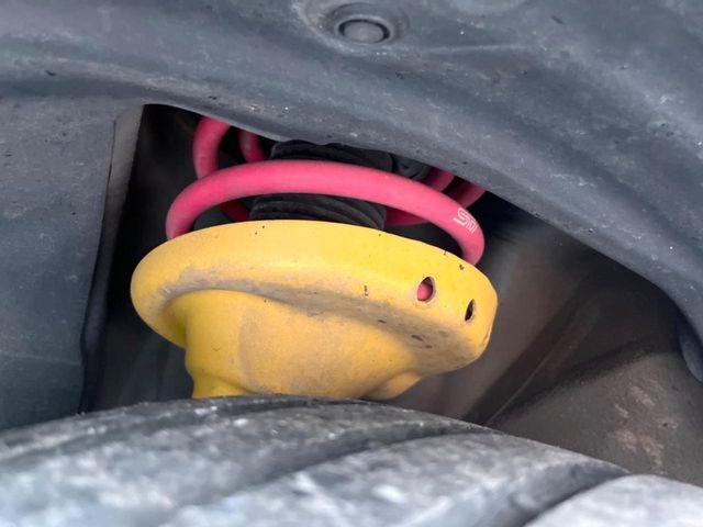 お車を安心してお乗りいただく為には、足回りの定期点検が欠かせません。サービスサポート（有償保証）では無料点検もご提供しており、安心のカーライフをお過ごしいただけるサポート体制が整っています。