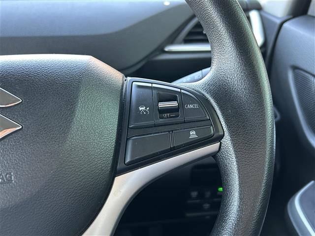こちらはハンドルの写真です。中古車なので、若干の使用感はありますが、破損、不具合等はありません。ユーザー様から買取した車両を、一台一台チェックして問題のない車両を珪砂しております。ご安心ください。