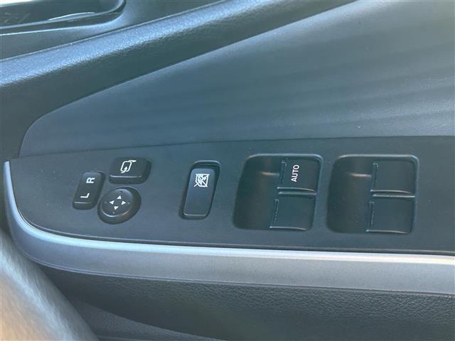 こちら運転席周りの操作部分の写真になります。各部しっかり動作の確認をしておりますので、ご安心だくさい。また、第三者機関の鑑 定書もありますので、そちらも併せて、ご確認いただければ幸いです！