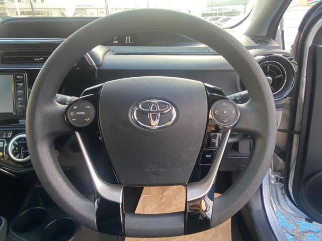 スッキリとした運転席周りで運転のしやすい1台です