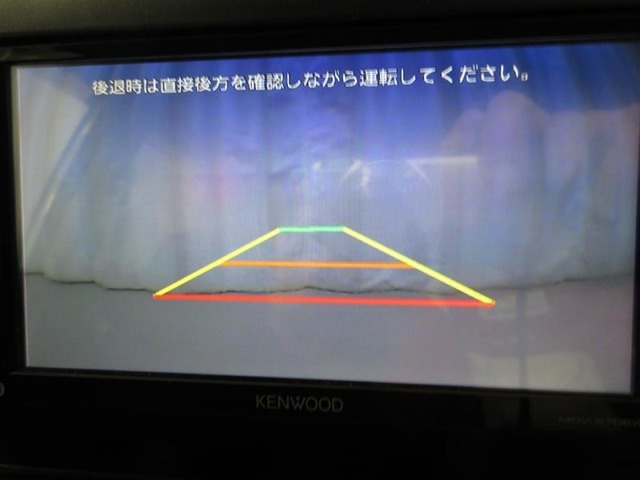 バックに入れると車両後方の様子をナビ画面に表示！死角が多いバックの車庫入れもこれで安心！