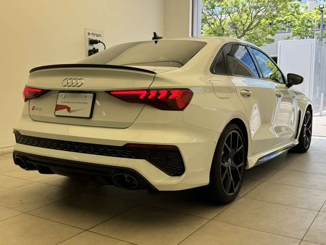 当店ではAudiの定める100項目に及ぶ納車前の法定点検整備を無料で実施後、ご納車しております。また、認定中古車の保証期間は販売会社によって異なりますが、当店では1年間の長期保証を無償付帯しております。
