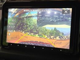 【バックカメラ】駐車時に後方がリアルタイム映像で確認できます。大型商業施設や立体駐車場での駐車時や、夜間のバック時に大活躍！運転スキルに関わらず、今や必須となった装備のひとつです！