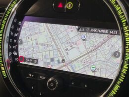 ●純正ナビ:一体感のあるナビは、高級感ある車内を演出してくれます。オーディオ機能も充実しておりますので、運転もより楽しめます♪