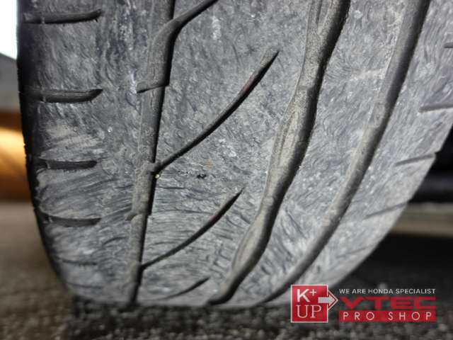 タイヤは古い（2014年）ので、クルマのご購入と合わせて交換がお勧めです。タイヤ価格に自信あり！ご予算・ご用途に合った銘柄をご提案させていただきます。