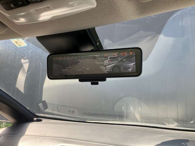 スマート・ルームミラーは、車両後方のカメラ映像をミラー面に映し出すので、同乗者や荷室の車内状況に影響されず後方視界が得られます。もちろん通常の鏡面ミラーへの切り替えも可能です。