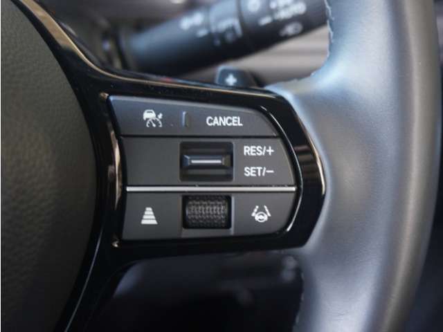 【アダプティブクルーズコントロール】予め設定した車速内でクルマが自動的に加減速。前走車との適切な車間距離を維持しながら追従走行します。【LKAS】車線維持支援システムでステアリング操作を支援。