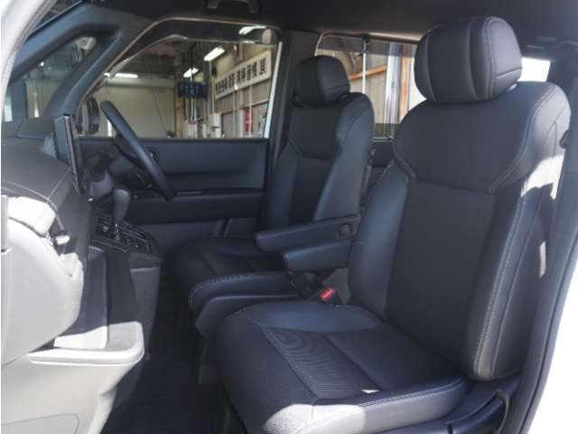 運転席と助手席は足元が繋がっているので自由に行き来しやすいので駐車場が狭いときでも助手席側からスムーズに乗り降りできて便利！