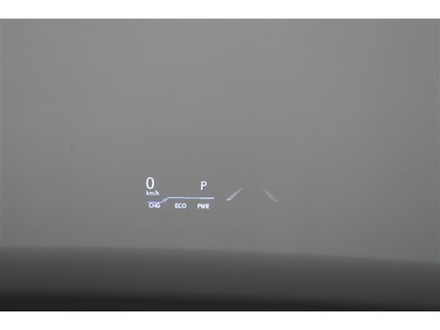 ヘッドアップディスプレイ（HUD）です。運転に必要な情報をフロントガラスの視野内に投影することで視線を外さず確認できます。車速のほかに道路標識表示など、さまざまな情報をワイドに表示します。