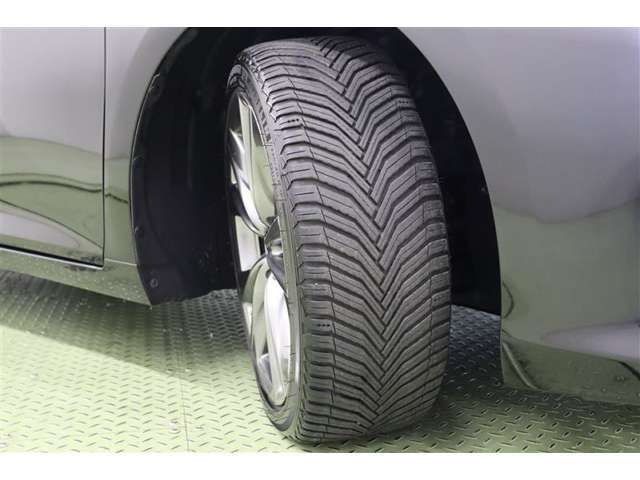 タイヤサイズ　235/40R19。京都トヨタにてこの車をご成約のお客様に限り、タイヤ4本を当社指定【新品】タイヤに交換します。スポーティで上質感のある純正アルミホイールを装着しています。