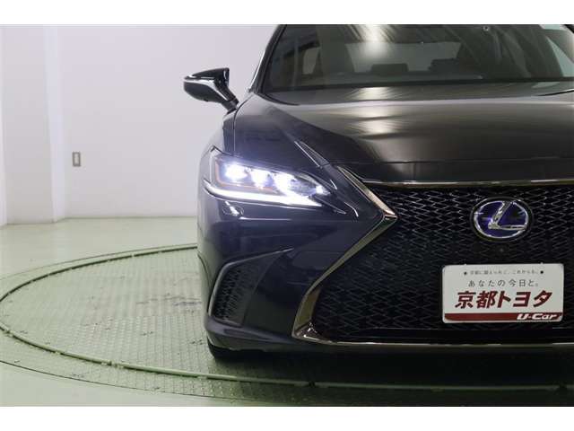 シャープな切れ長の三眼式ライトは環境に優しく経済的なLED。汚れや積雪を取り除いてくれるヘッドライトウォッシャーを装備。オートライト、オートハイビームも装備しているので面倒なライトの切替えは不要です。