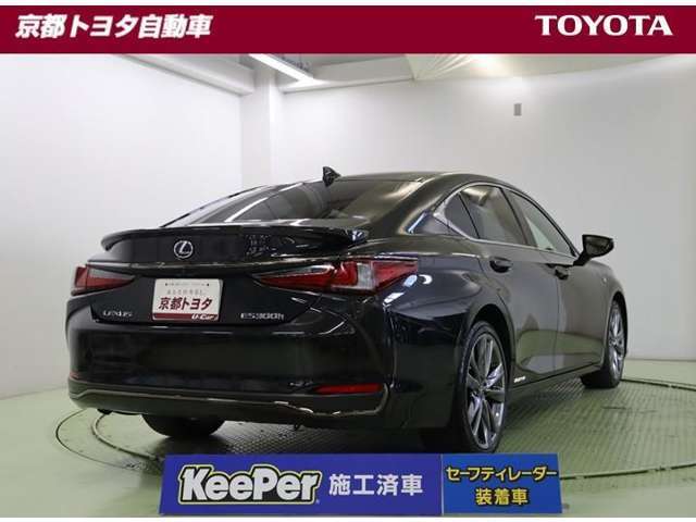 この車にはガラスコーティングの滑らかな艶と輝きを放つクリスタルキーパーを施工しています。約1年間の耐久性があり、ガラス独特の深いツヤと強力な撥水性でクルマを守ってくれます。