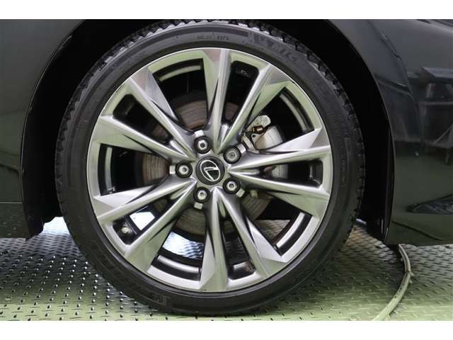 乾いた路面はもちろん、濡れた路面でも十分なブレーキ性能を発揮する【オールシーズンタイヤ】を装着しています。不意の降雪にも付替え不要で走行できるので安心です。夏・冬タイヤの置き場所にも困りません。