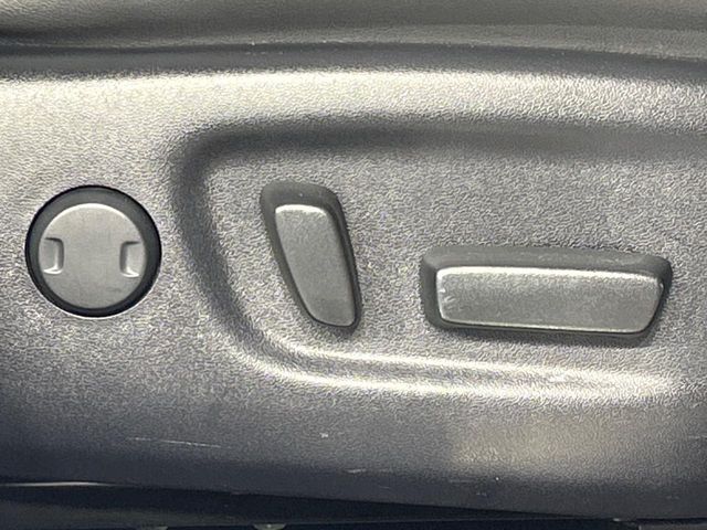 【パワーシート】スイッチ一つで簡単にシートの微調整が可能！電動だから力もいりません！快適なシートポジションにセットして、快適なドライブをお楽しみください。