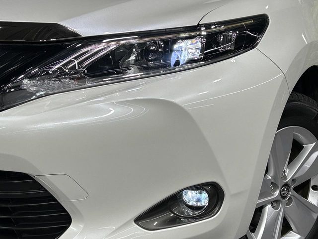 【LEDヘッドライト】悪天候や夜間走行時も良好な視界を確保し安心して運転できる高輝度LEDヘッドライトを装備！点灯速度が早く、消費電力も抑えられています。