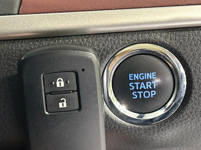 【スマートキー】カバンやポケットに入れたままでもドアの施錠・解錠が可能なスマートキーを装備。エンジンのオン・オフ時もカギを取り出す必要が無いからとっても便利です♪