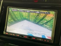 【バックカメラ】駐車時に後方がリアルタイム映像で確認できます。大型商業施設や立体駐車場での駐車時や、夜間のバック時に大活躍！運転スキルに関わらず、今や必須となった装備のひとつです！