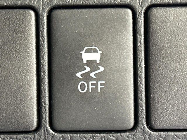 【横滑り防止装置】車両の横滑りを感知すると、自動的に車両の進行方向を保つように車両を制御します。雨の日など滑りやすい路面状況でも安全な運転が可能です。