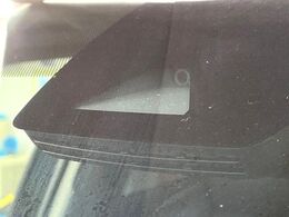 【プリクラッシュセーフティ】前方の車両等を検知し、衝突しそうな時は警報で注意を促し、ブレーキを踏む力をサポート。ブレーキを踏めなかった場合は衝突被害軽減ブレーキが作動、衝突回避をサポートします。