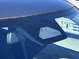 スズキのセーフティーサポート。フロントガラスに設置されたカメラが前方状況を検知し各種制動を行います。