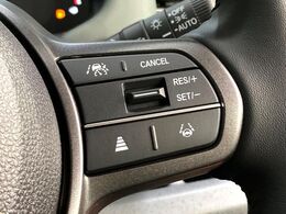 【アダプティブクルーズコントロール】高速道路での長距離走行が楽に！！自動で速度を保つクルーズコントロールが、衝突軽減システムと連携し、前方の車両を感知して車間を保つように速度調節してくれます！！