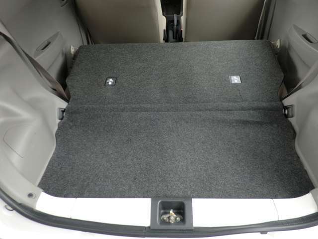 リヤシート背もたれを倒せば広い荷室になります