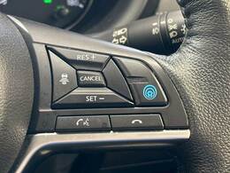 【レーダークルーズコントロール】装備車両です。レーダーやカメラを使って前を走るクルマの状況を検知して速度を調整してくれます。遠距離ドライブの高速道路などでは大活躍で疲労軽減に役立ちます。