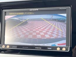 【バックカメラ】駐車時に後方がリアルタイム映像で確認できます。大型商業施設や立体駐車場での駐車時や、夜間のバック時に大活躍！運転スキルに関わらず、今や必須となった装備のひとつです！