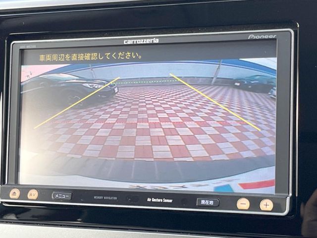 【バックカメラ】駐車時に後方がリアルタイム映像で確認できます。大型商業施設や立体駐車場での駐車時や、夜間のバック時に大活躍！運転スキルに関わらず、今や必須となった装備のひとつです！